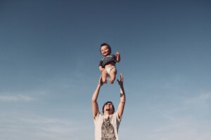 dad tossing kid in the air